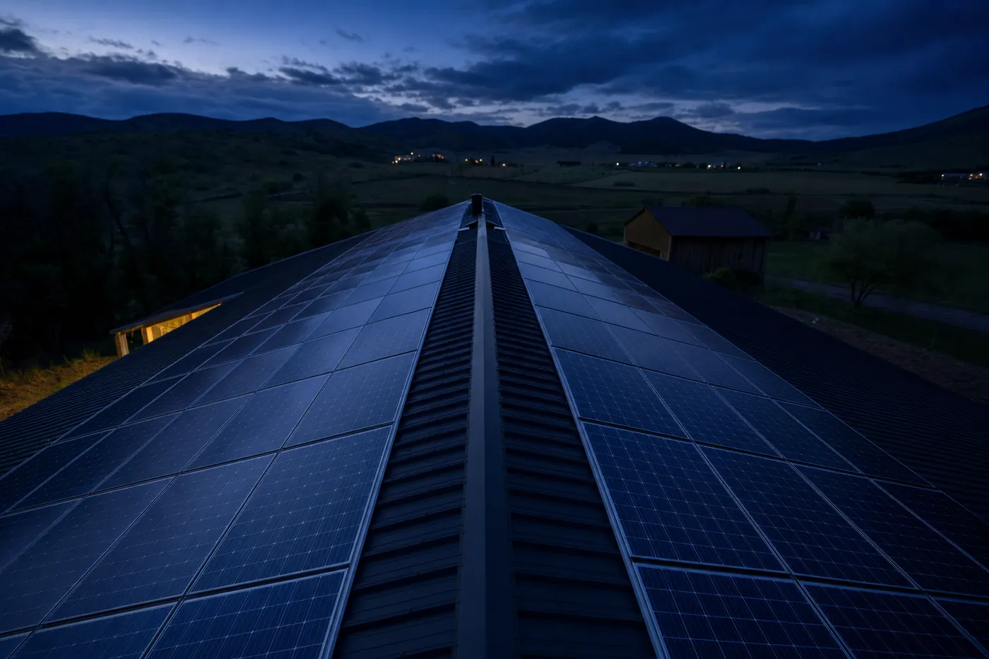 Blick entlang eines vollständig mit Photovoltaikmodulen belegten Satteldachs